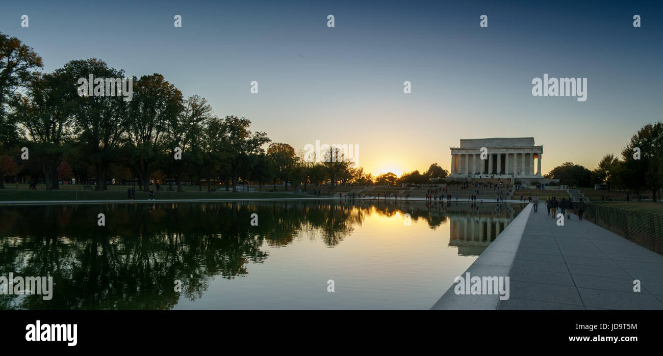 Lincoln Memorial et le miroir d'eau au crépuscule, Washington DC, USA. Washington capital usa 2016 automne Banque D'Images