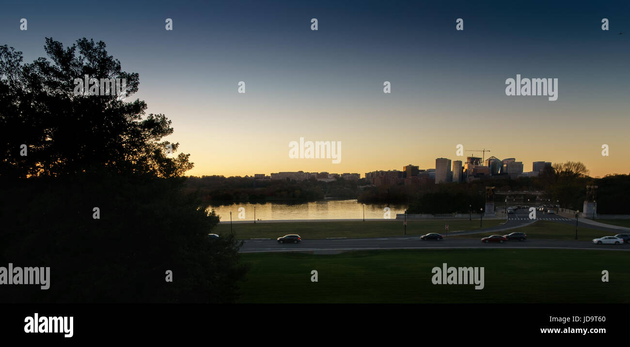 Vue tranquille vers le miroir d'eau avec silhouette d'arbres, Washington DC, USA. Washington capital usa 2016 automne Banque D'Images