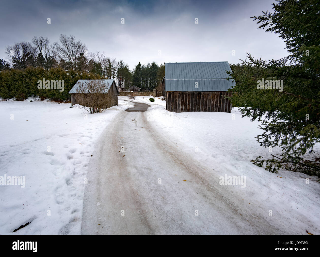 En plein air, à jour, nuageux avec des granges en hiver, l'Ontario, Canada. ontario canada hiver froid neige 2017 Banque D'Images