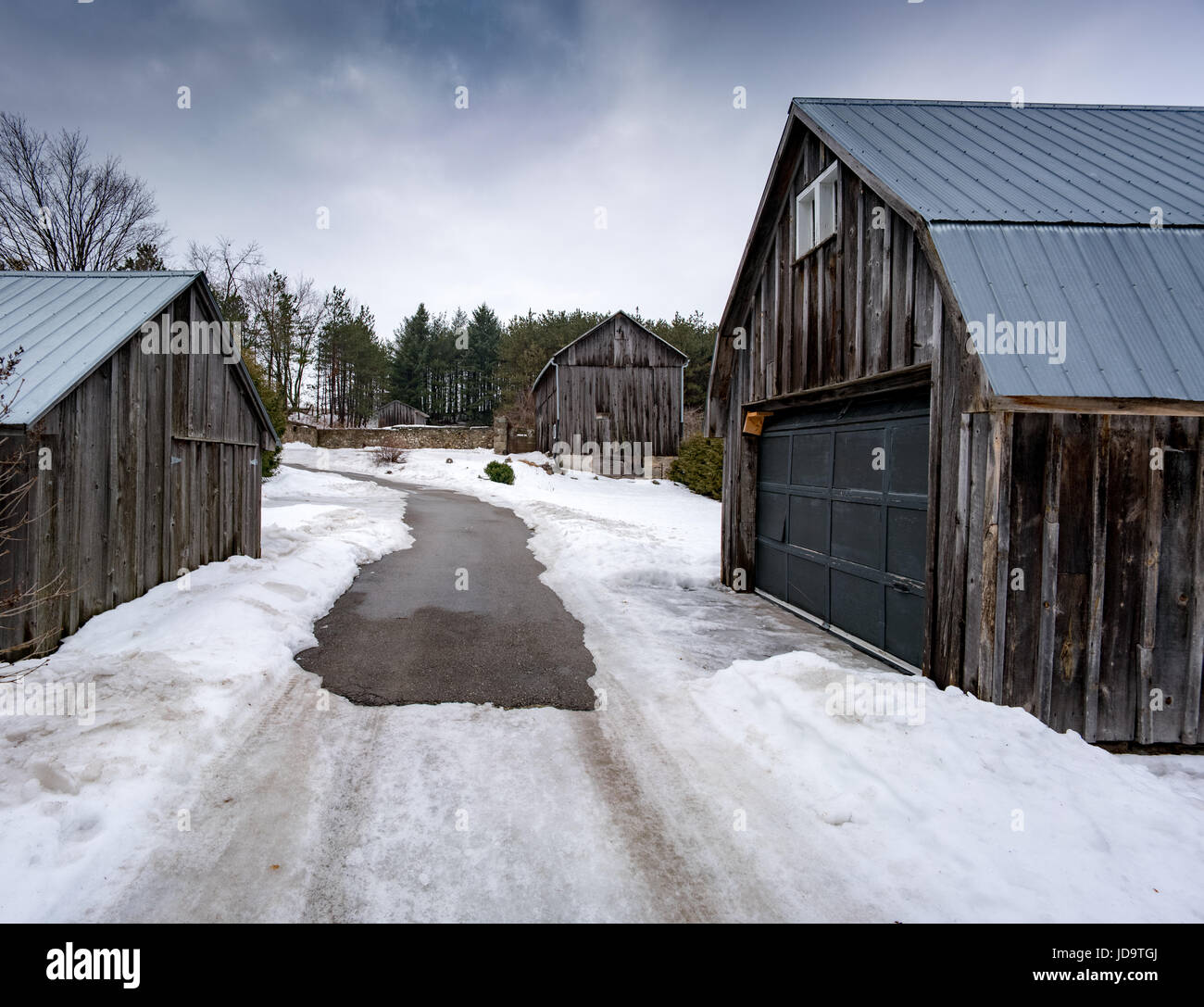 En plein air, à jour, nuageux avec des granges en hiver, l'Ontario, Canada. ontario canada hiver froid neige 2017 Banque D'Images
