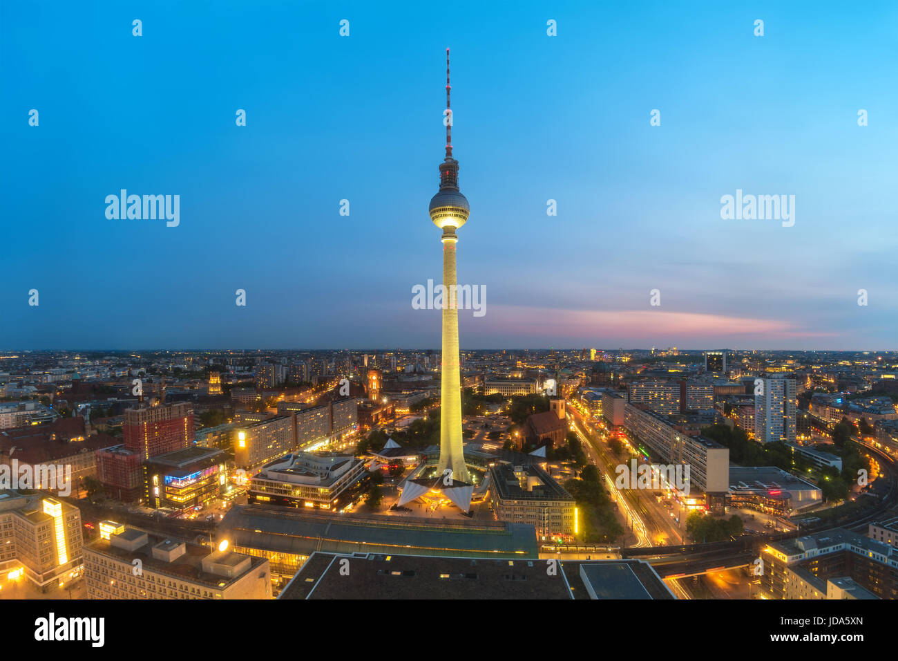 Berlin city skyline quand le coucher du soleil, Berlin, Allemagne Banque D'Images