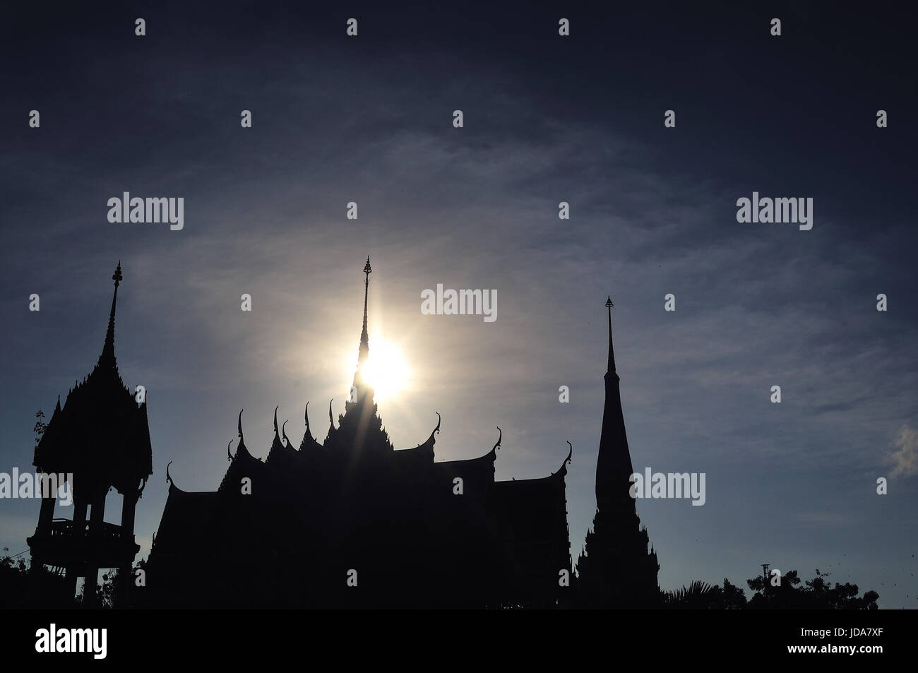 Silhouette pagode à Wat Chalong ou Chaitharam temple à Phuket, Thaïlande Banque D'Images