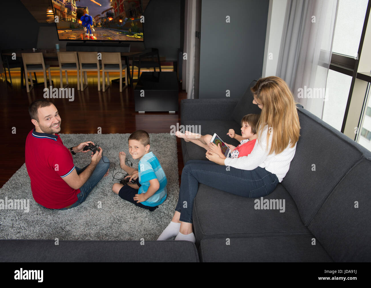 Famille heureuse. Père, mère et enfants jouant un jeu vidéo father and