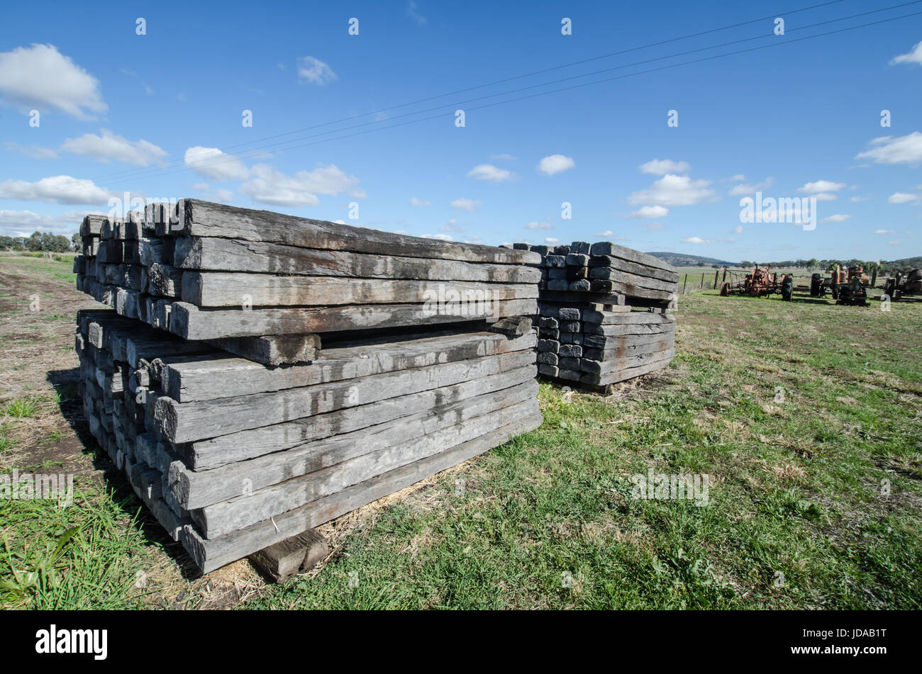 Une pile de traverses de chemin de fer en bois utilisés. Banque D'Images