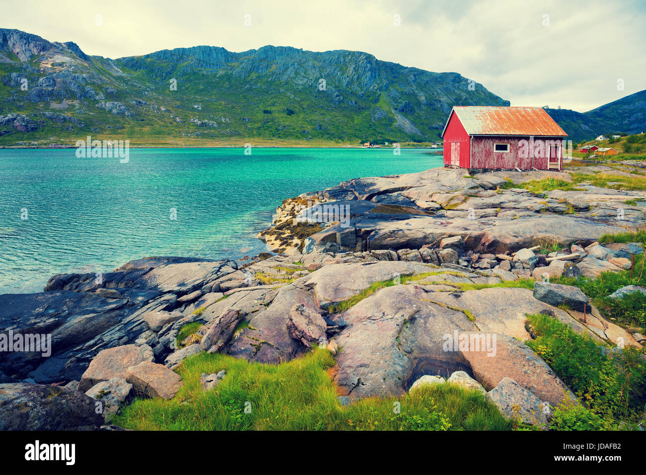 Rocky seashore. La belle nature de la Norvège. Les îles Lofoten. Chalet de pêche sur la côte de la mer Banque D'Images