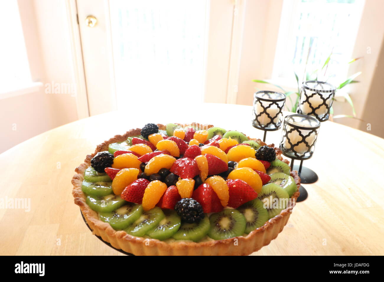 Tarte aux fruits d'été frais avec croûte de biscuits sablés, couches de chocolat noir, crème aromatisée Kahlua pâtisserie, et des fruits frais Banque D'Images