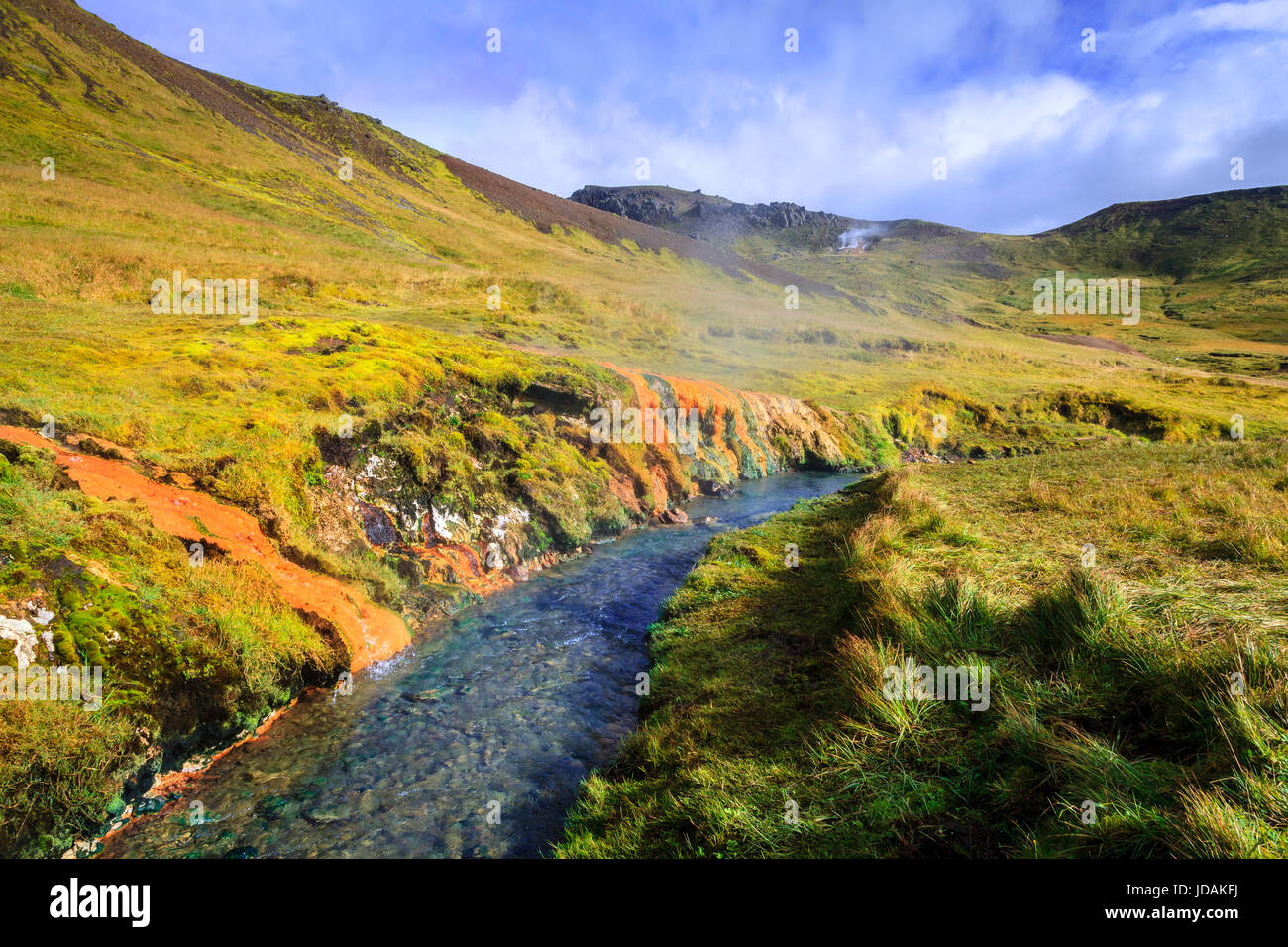 Rivière chaude dans la vallée de Reykjadalur dans le sud de l'Islande Banque D'Images