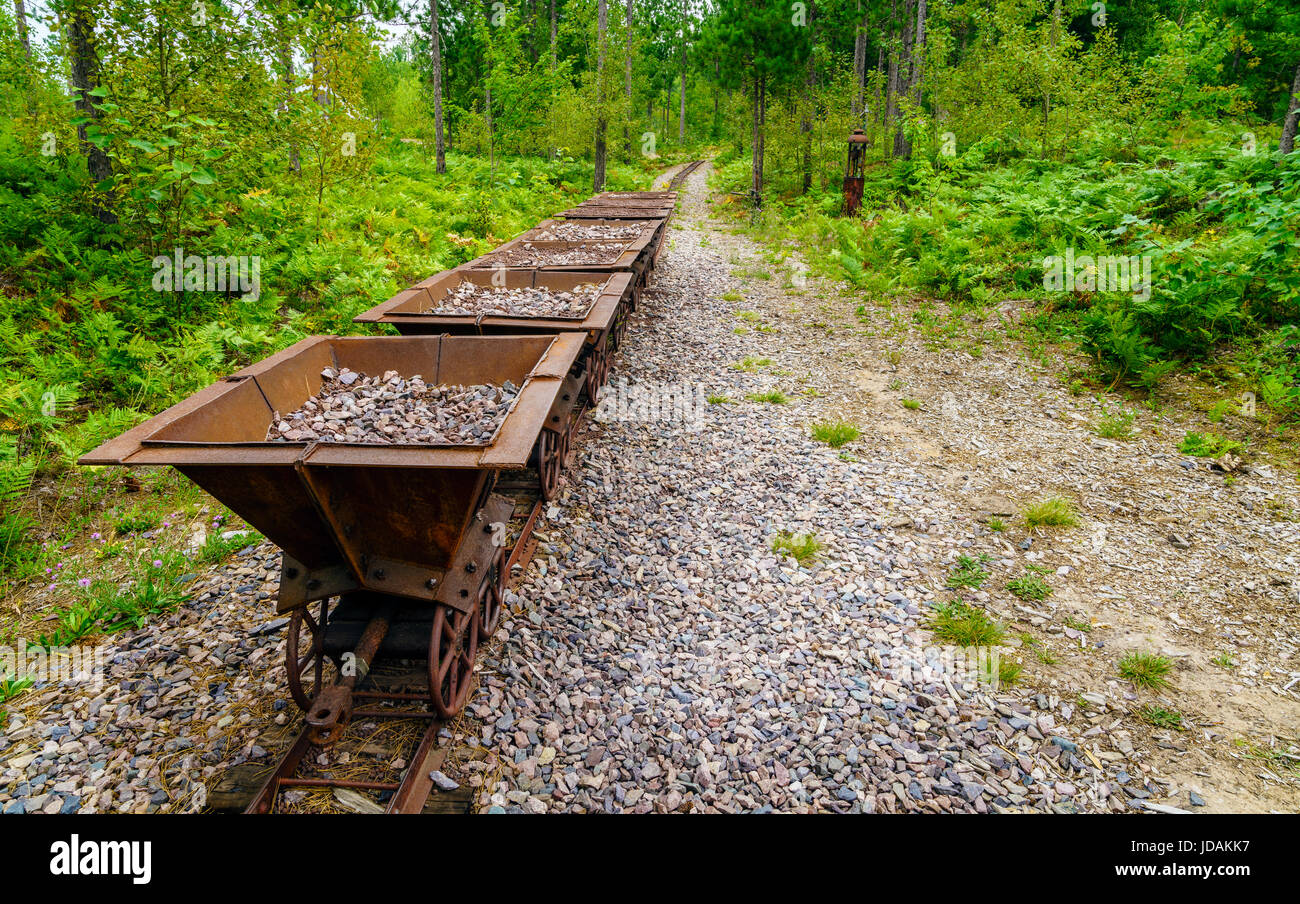 Vieux chariots de minerai dans une mine abandonnée sur la Péninsule Supérieure du Michigan, Banque D'Images