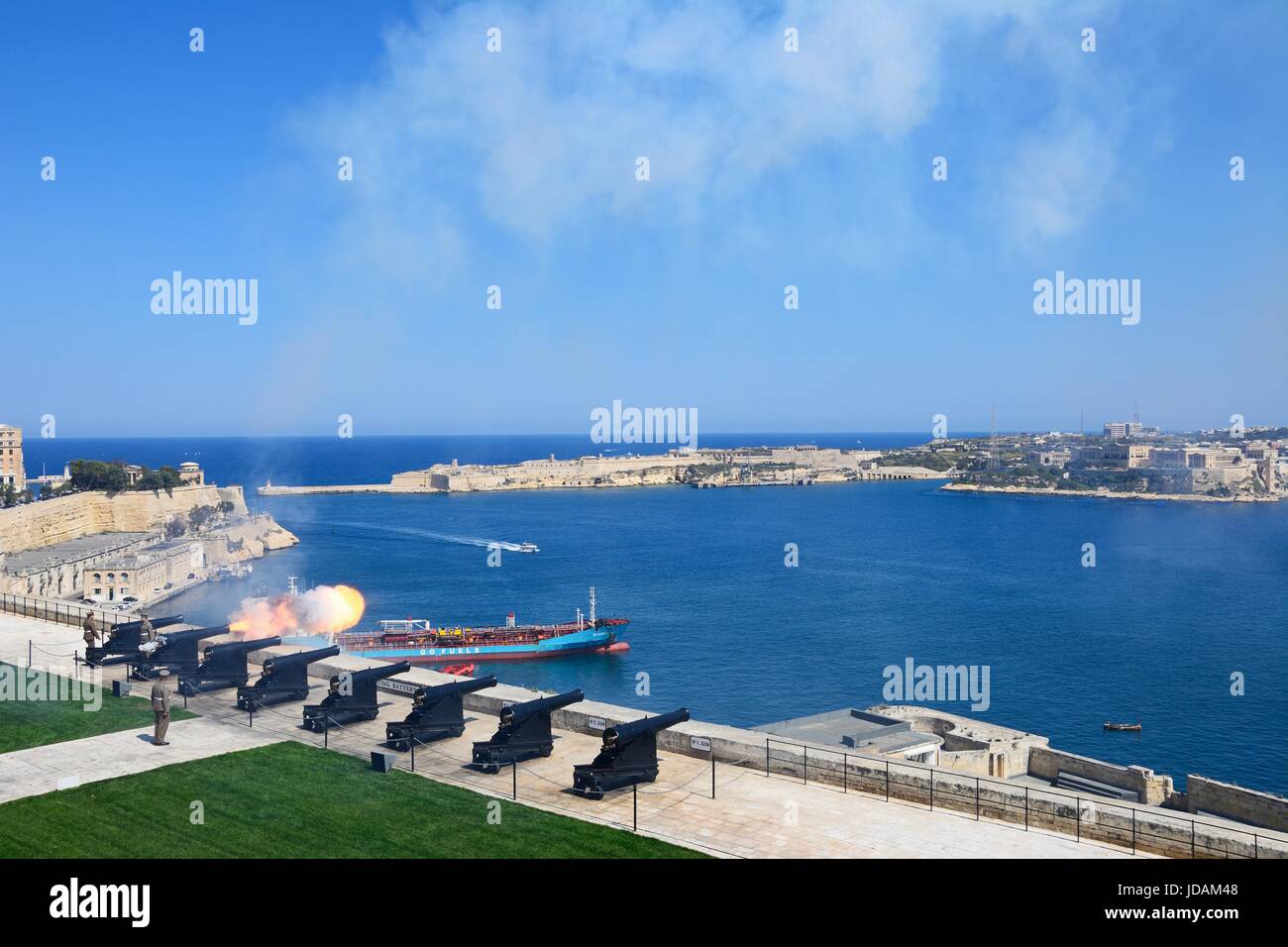 Le Noon Gun dans la batterie visible à partir de la partie supérieure des jardins Barrakka avec vue sur la baie en direction de Fort Rikasoli, La Valette, Malte, Europe. Banque D'Images