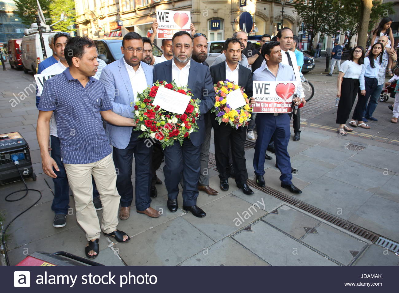 Les membres de la communauté musulmane à Manchester arrivent à St Ann's Square pour déposer des couronnes en l'honneur des victimes de l'attentat à Manchester Banque D'Images