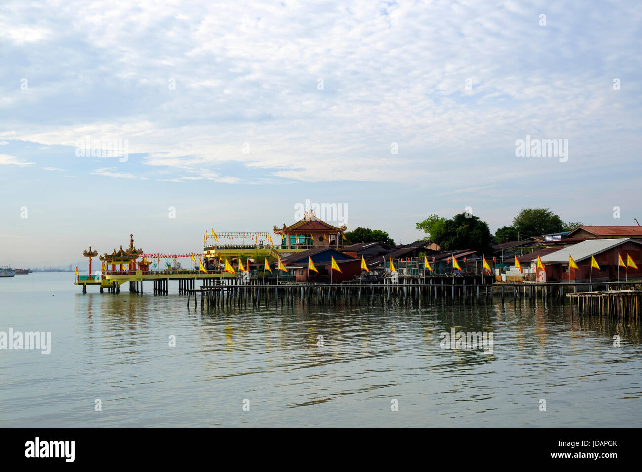 Hean Boo Temple et maisons sur pilotis vu à partir de la jetée de clan mixte, l'un des six clans chinois jetées de Penang, George Town, Pulau Pinang, Malaisie. Banque D'Images