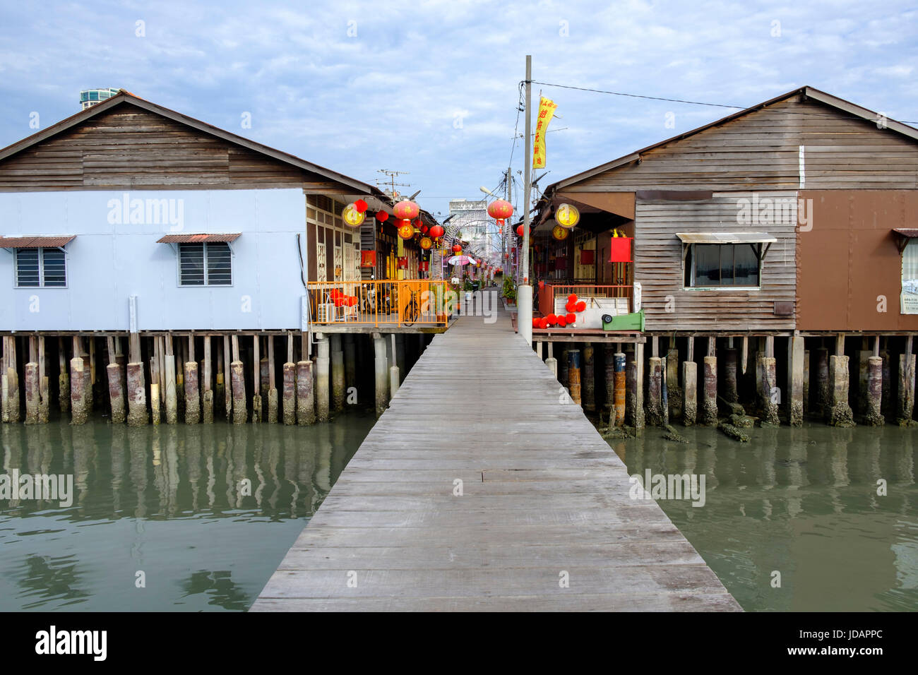 Maisons sur pilotis de la promenade de la jetée de Lee, l'un des six clans chinois jetées de Penang, George Town, Pulau Pinang, Malaisie. Banque D'Images