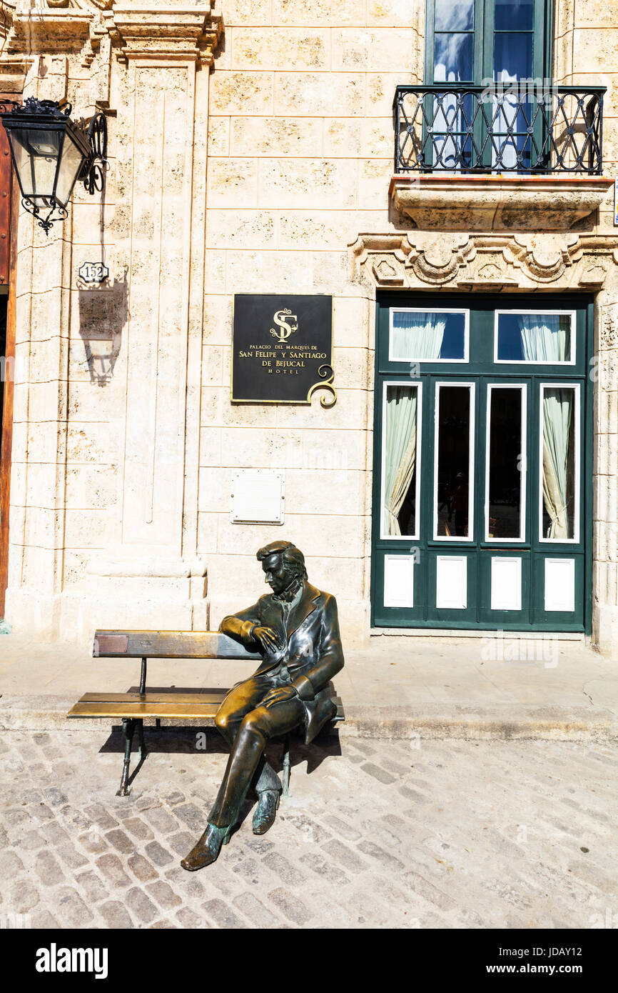 La Vieille Havane Cuba La Habana Vieja Hotel Palacio del Marqués de San Felipe y Santiago de Bejucal hotel, banc bronze figure sculpture, statue, Banque D'Images