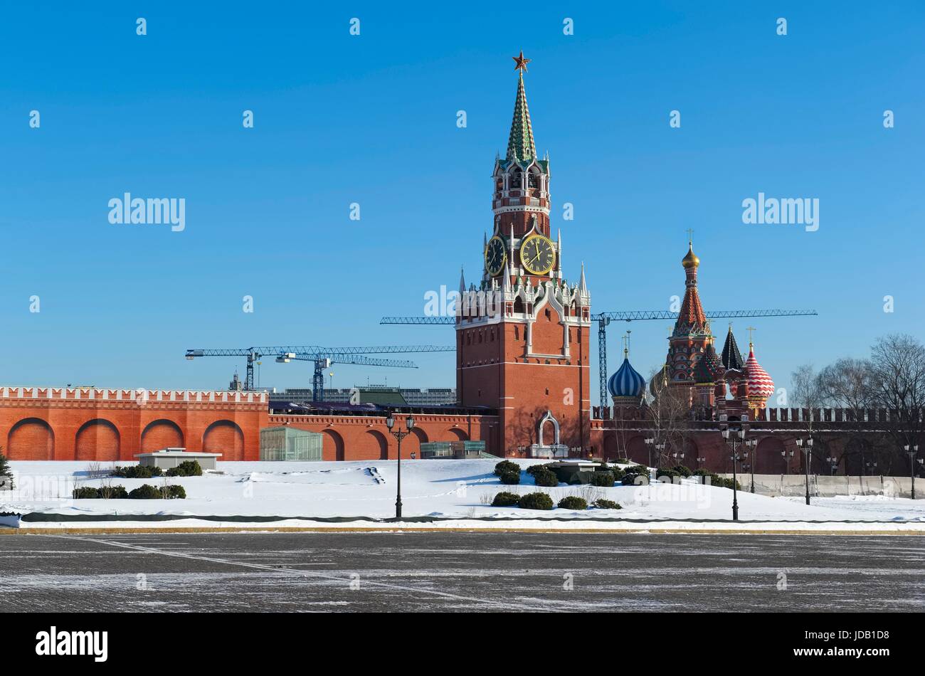 Vue sur la Tour Spasskaya du Kremlin de Moscou de la place de la cathédrale, construite en 1491, vue Banque D'Images Vue sur la Tour Spasskaya du Kremlin de Moscou de la place de la cathédrale, construite en 1491, vue Banque D'Images