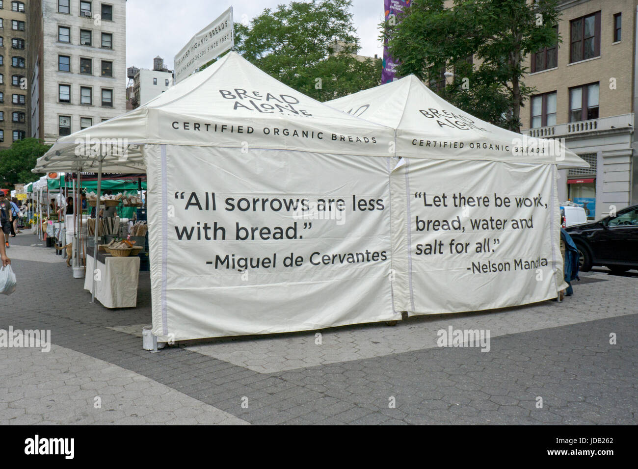 LE PAIN À LUI SEUL se trouve sur le marché vert de la place de l'Union, avec des citations de Nelson Mandela et Miguel de Cervantes sur leurs tentes. Banque D'Images