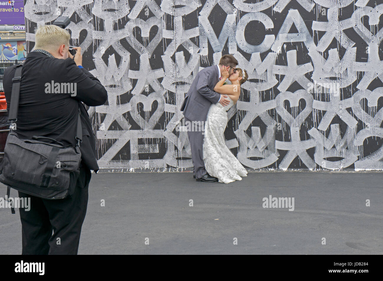 Un couple ont pris leurs photos de mariage en face de l'un des murs de l'Art à Coney Island Coney Island, Brooklyn, New York. Banque D'Images