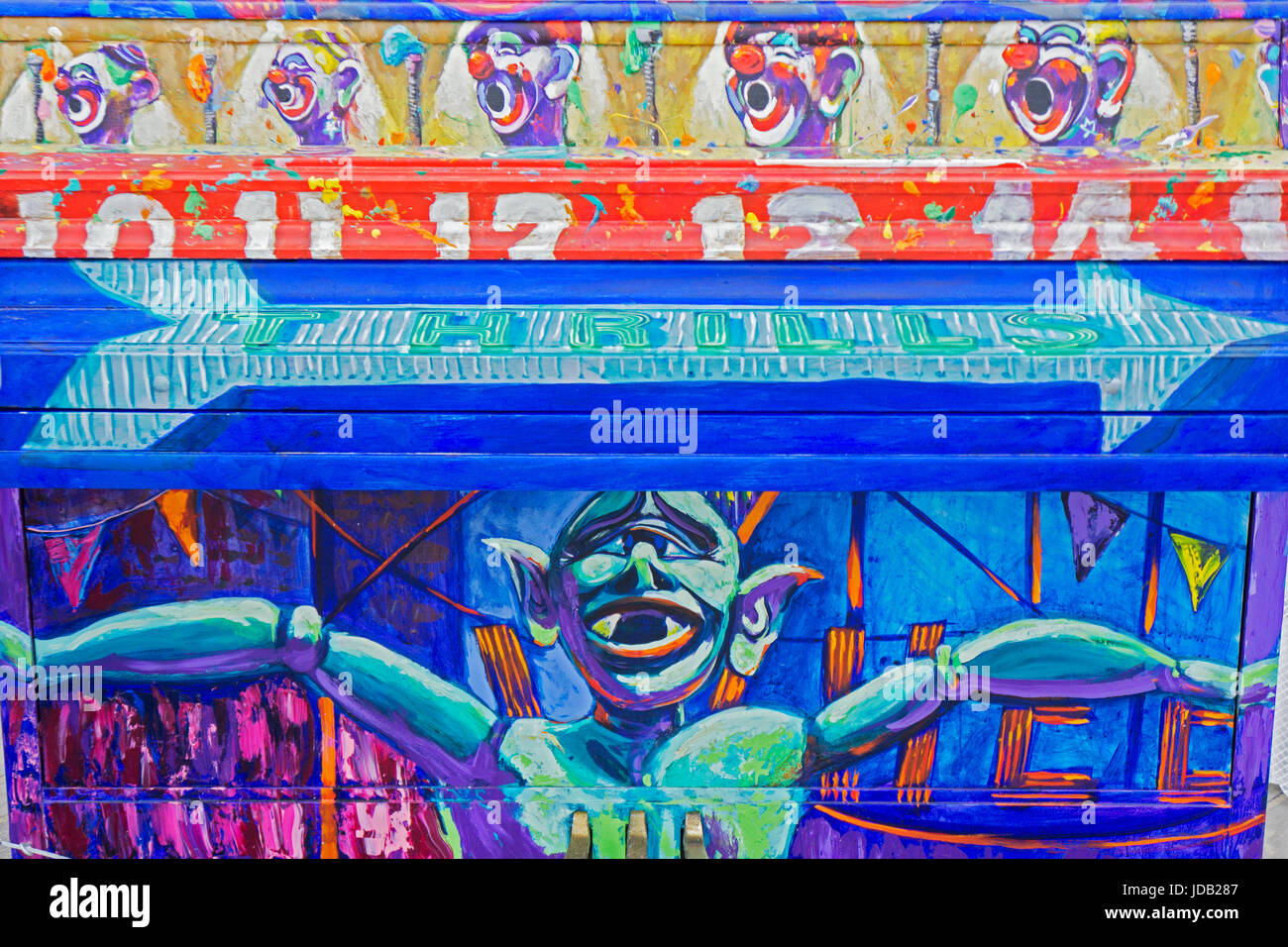 Vue rapprochée d'un piano décoré de la chanter pour Hope project où pianos sont placés en public pour les gens à jouer. La promenade à Coney Island. Banque D'Images