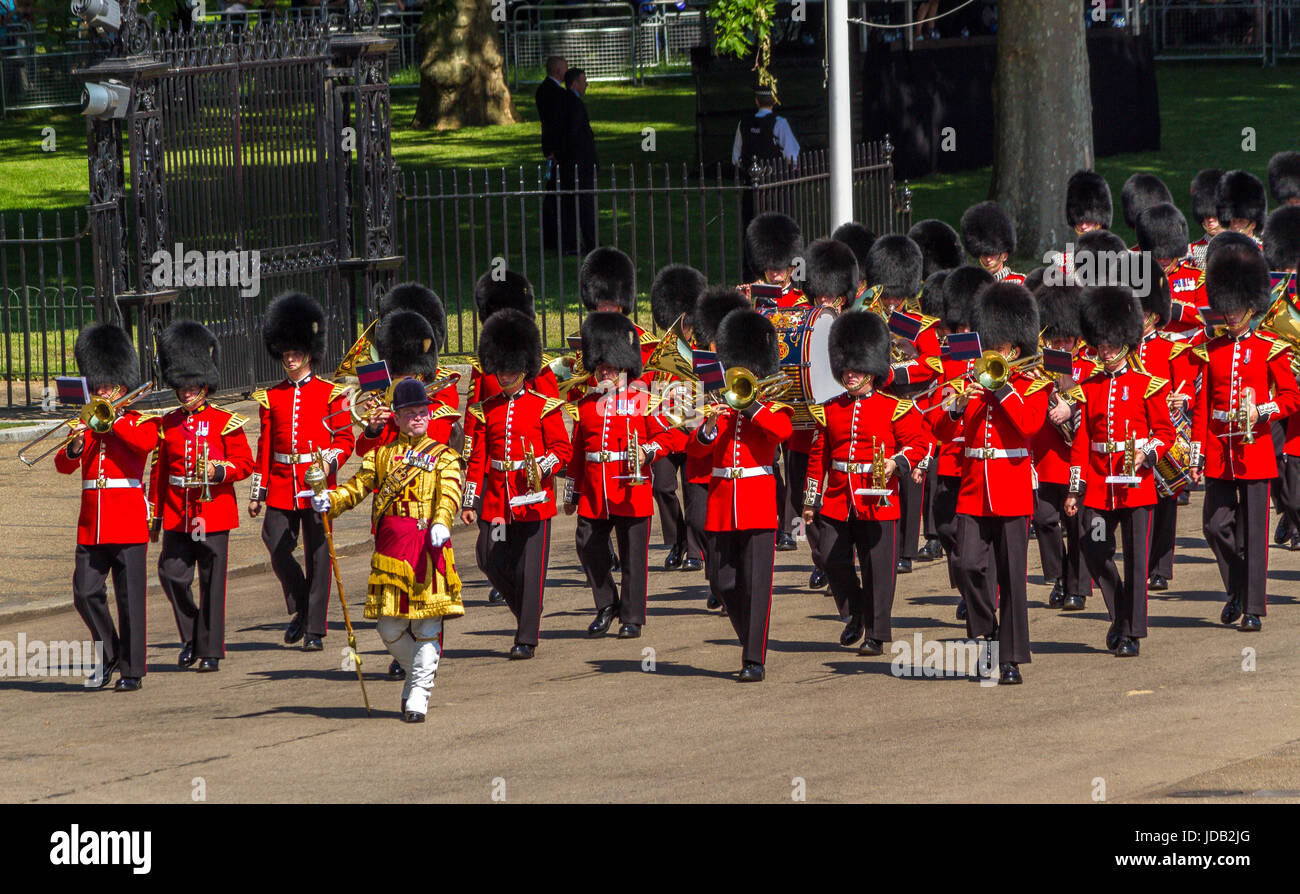 Un major de tambour dirige les groupes massés de la division Guards à Trooping The Color on Horse Guards Parade , Londres, Royaume-Uni, 2017 Banque D'Images