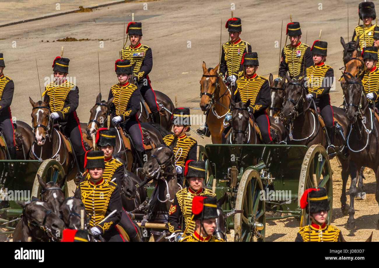 Soldats de la troupe des rois Royal Horse Artillery sur les chevaux tirant des voitures d'armes de champ à Trooping la couleur, Horse Guards Parade Londres, Royaume-Uni Banque D'Images