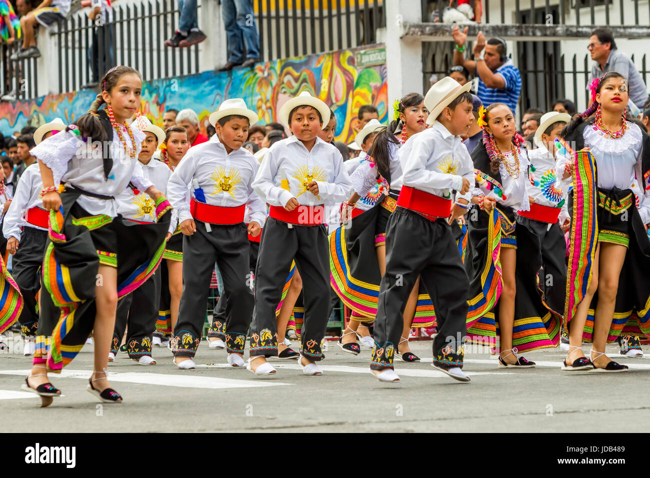 Banos de Agua Santa, Equateur - 29 novembre 2014 : Groupe d'enfants équatoriens non identifiés dans les costumes colorés dansant sur rues De Banos de Banque D'Images