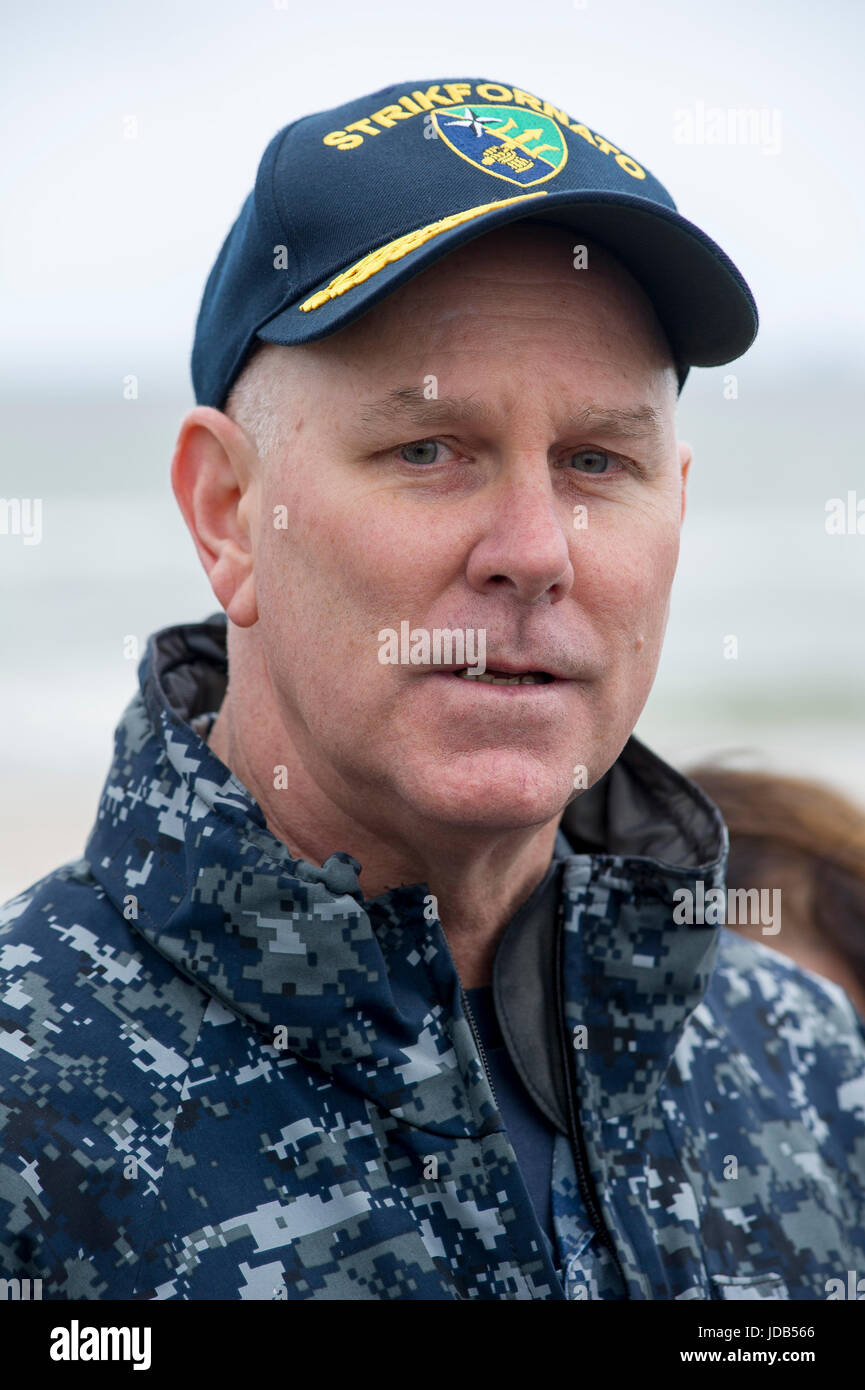 Le Vice-amiral Christopher Grady États-unis 6e commandant de la flotte, et soutenir des forces navales de l'OTAN frappe STRIKFORNATO Commander, U.S. Naval Forces Europe Députés Banque D'Images