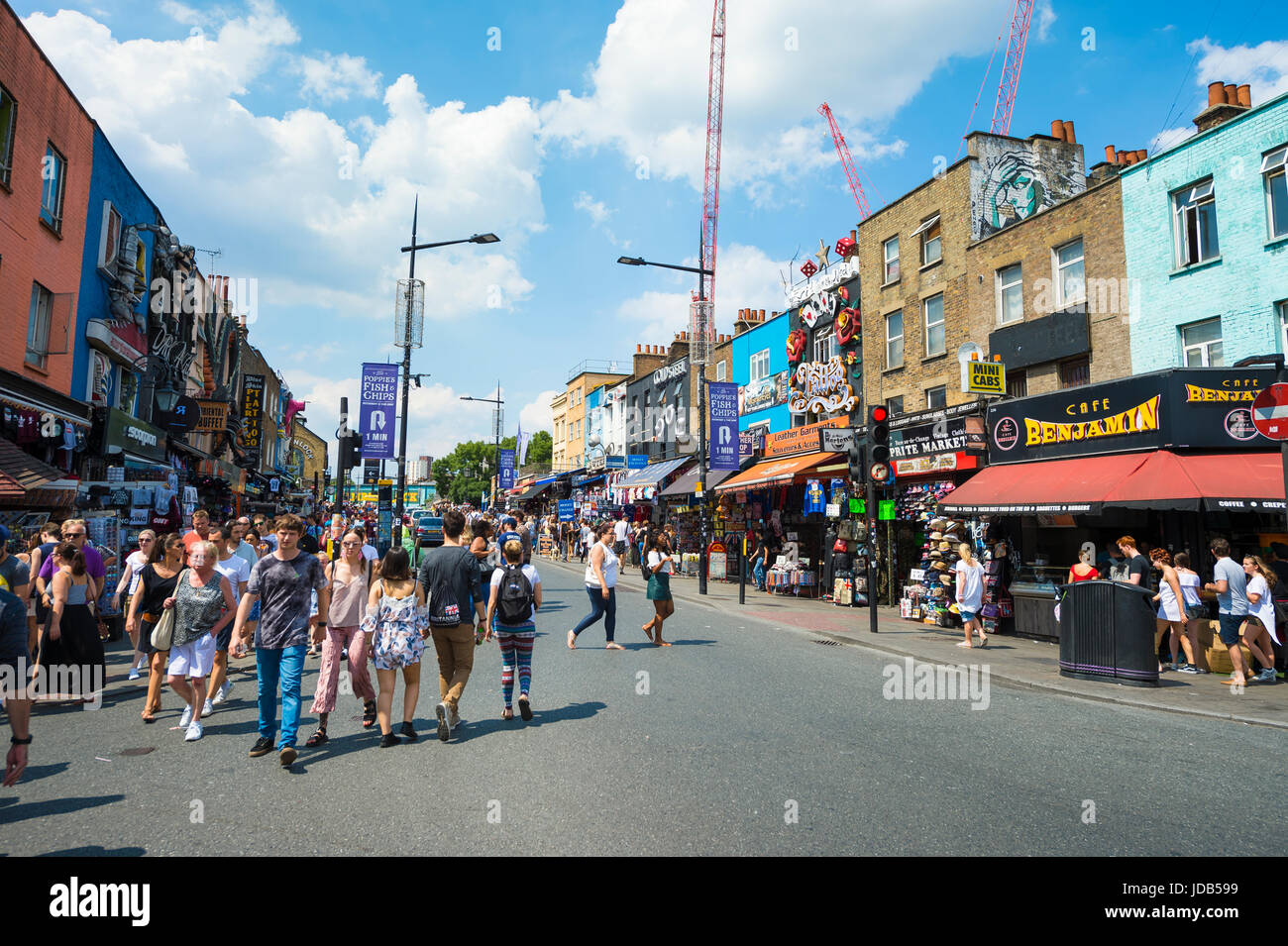 Londres - le 18 juin 2017 : Les gens d'explorer l'animation Marché de Camden de Londres sur la journée d'été ensoleillée. Banque D'Images