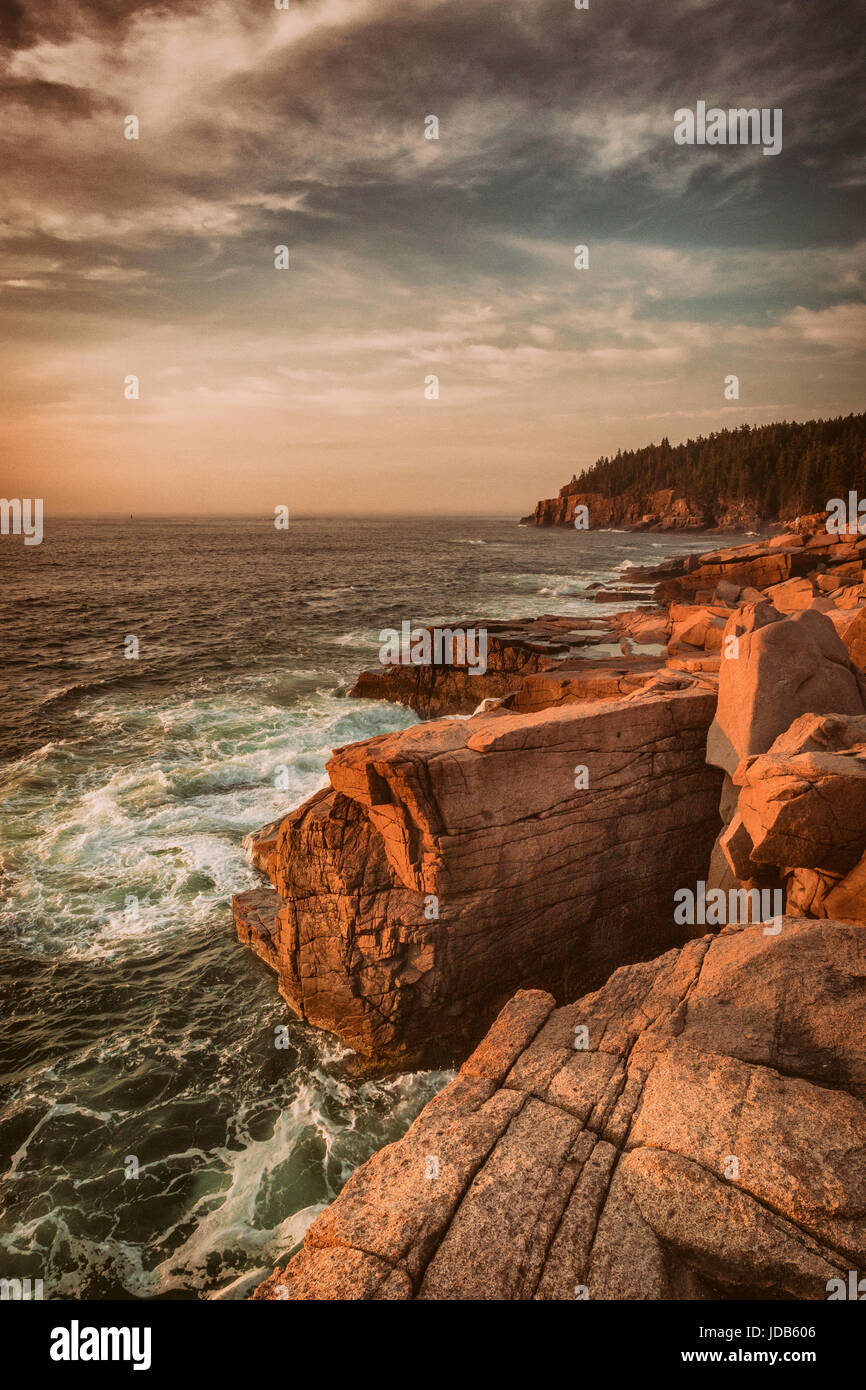 Les photographes sont attirés par les couleurs rouges des rochers de granit éparpillés le long de la bordure est du Parc National d'Acadia dans le Maine. Banque D'Images
