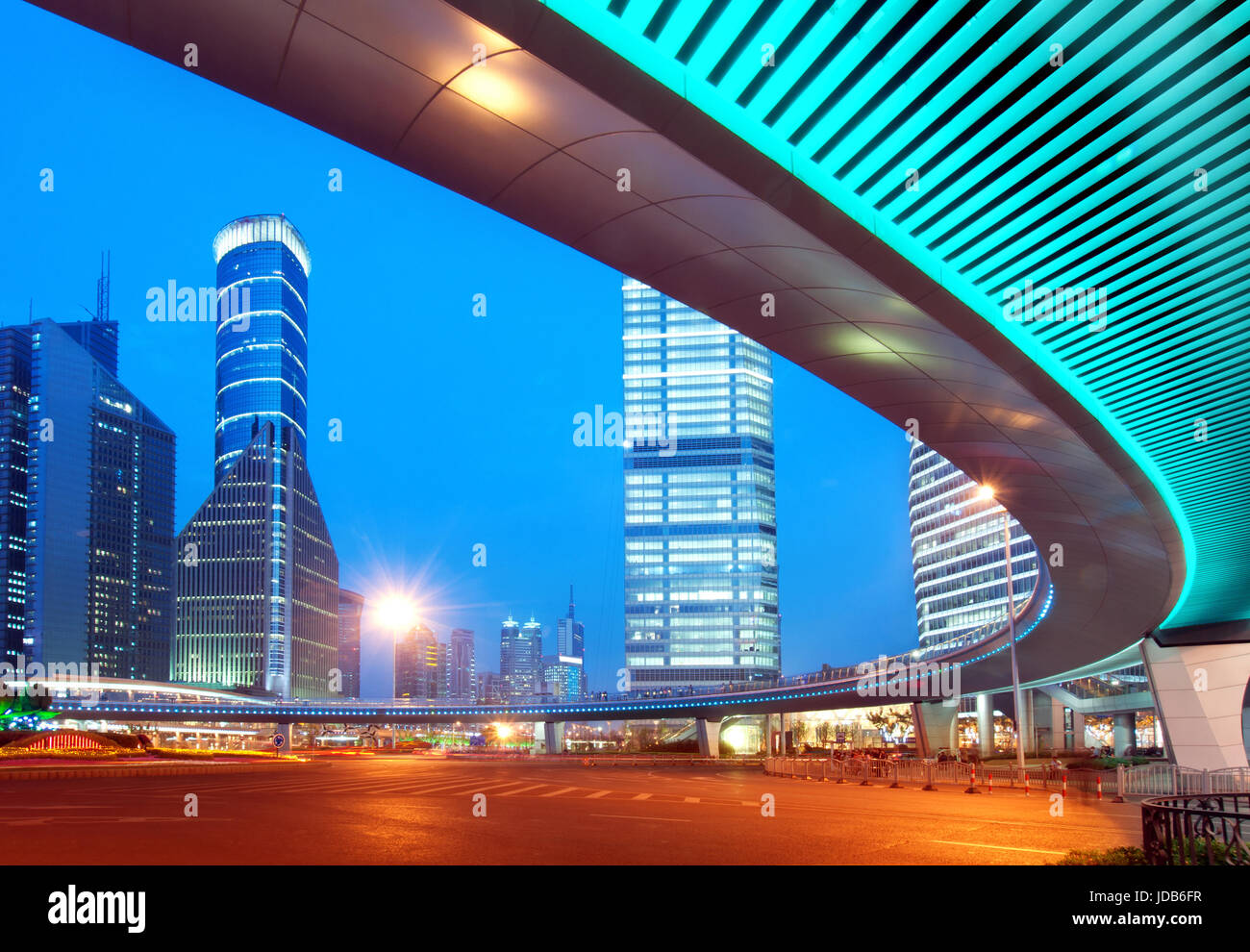 Megacity Highway at night with light trails à Shanghai en Chine. Banque D'Images