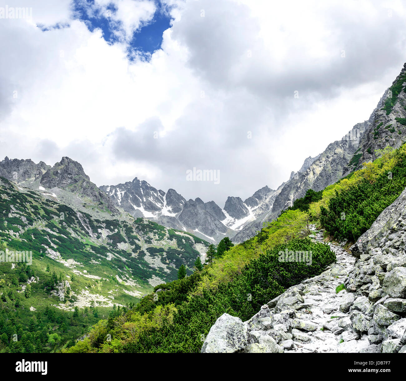 Magnifique paysage de montagne. Un regard de la vallée. Banque D'Images