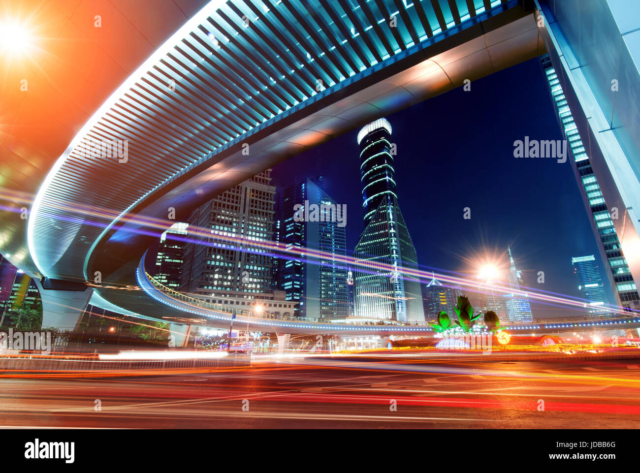 Megacity Highway at night with light trails à Shanghai en Chine. Banque D'Images