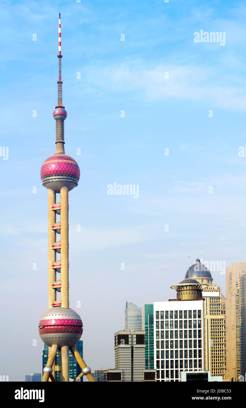 SHANGHAI - 14 mai : monument-Shanghai Oriental Pearl Tower, la Chine le 14 mai 2011 à Shanghai, Chine. L'une des dix meilleures attractions de Shanghai. Banque D'Images