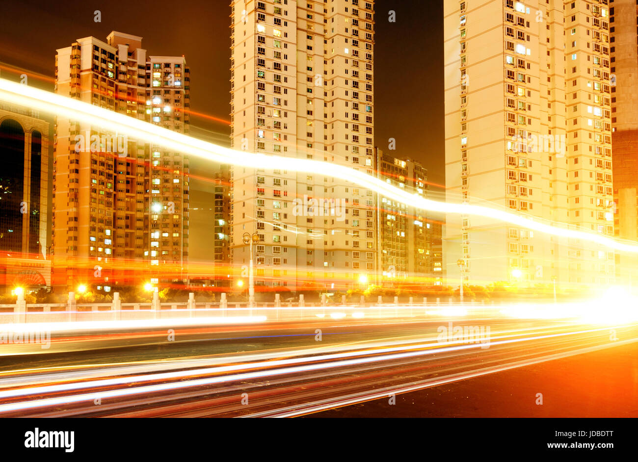 Megacity Highway at night with light trails à Shanghai en Chine. Banque D'Images