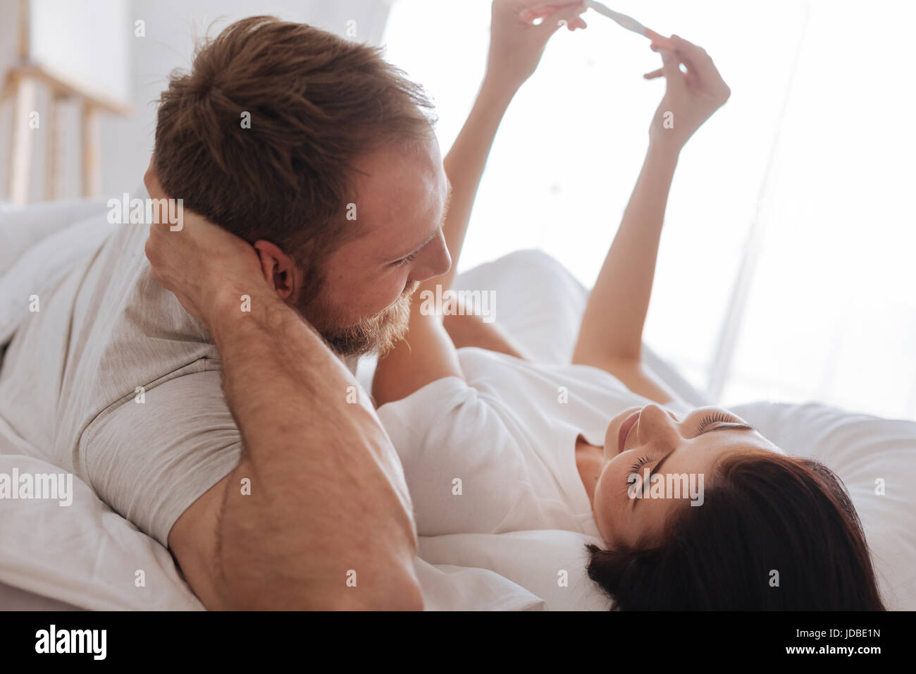 Couple à rêver de leur futur bébé au lit Banque D'Images