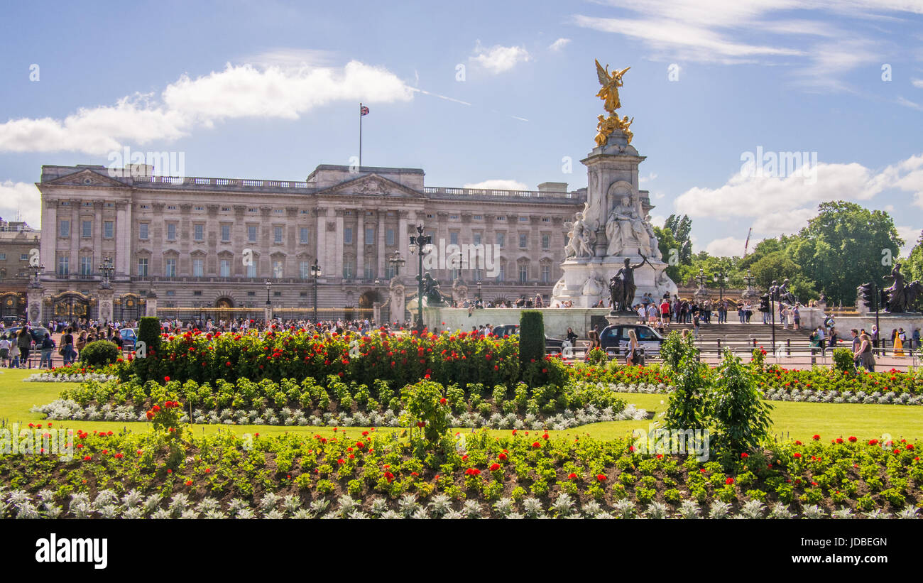Buckingham Palace, Londres, Engand, avec le Victoria Monument situé en face. Banque D'Images