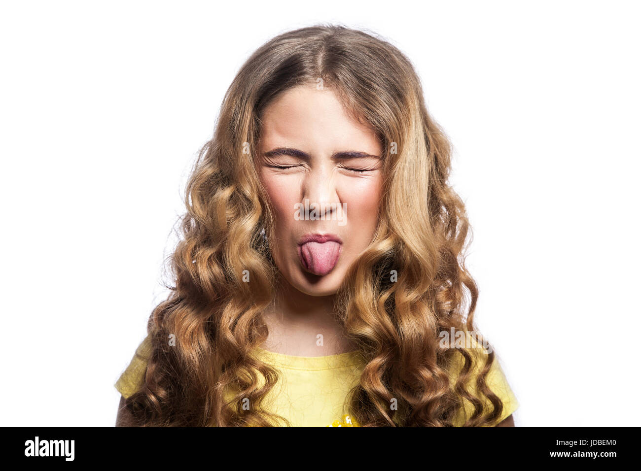 Portrait de crazy funny girl avec coiffure ondulée et jaune t shirt. studio shot isolé sur fond blanc. Banque D'Images