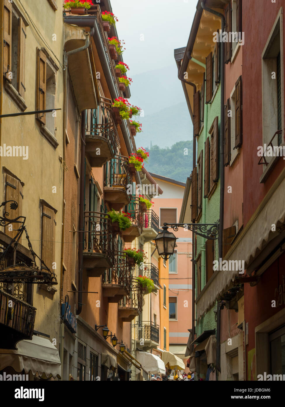 La rue historique de Malcesine village, le lac de Garde, Italie Banque D'Images