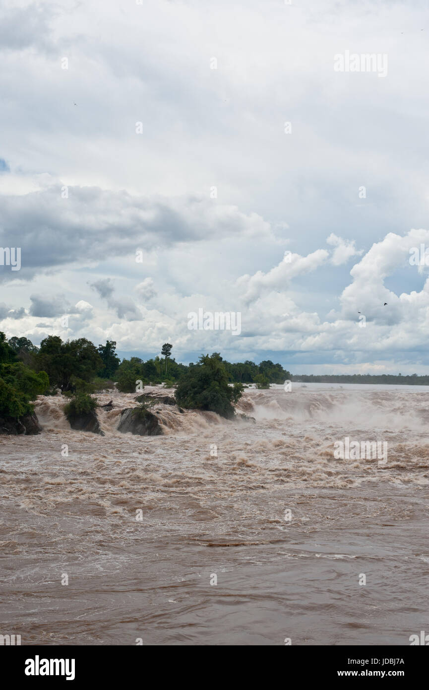 Chute d'eau ou de Khone Phapheng Mékong dans le sud du Laos champassak l'une des plus grandes et belle cascade en Asie et monde Banque D'Images