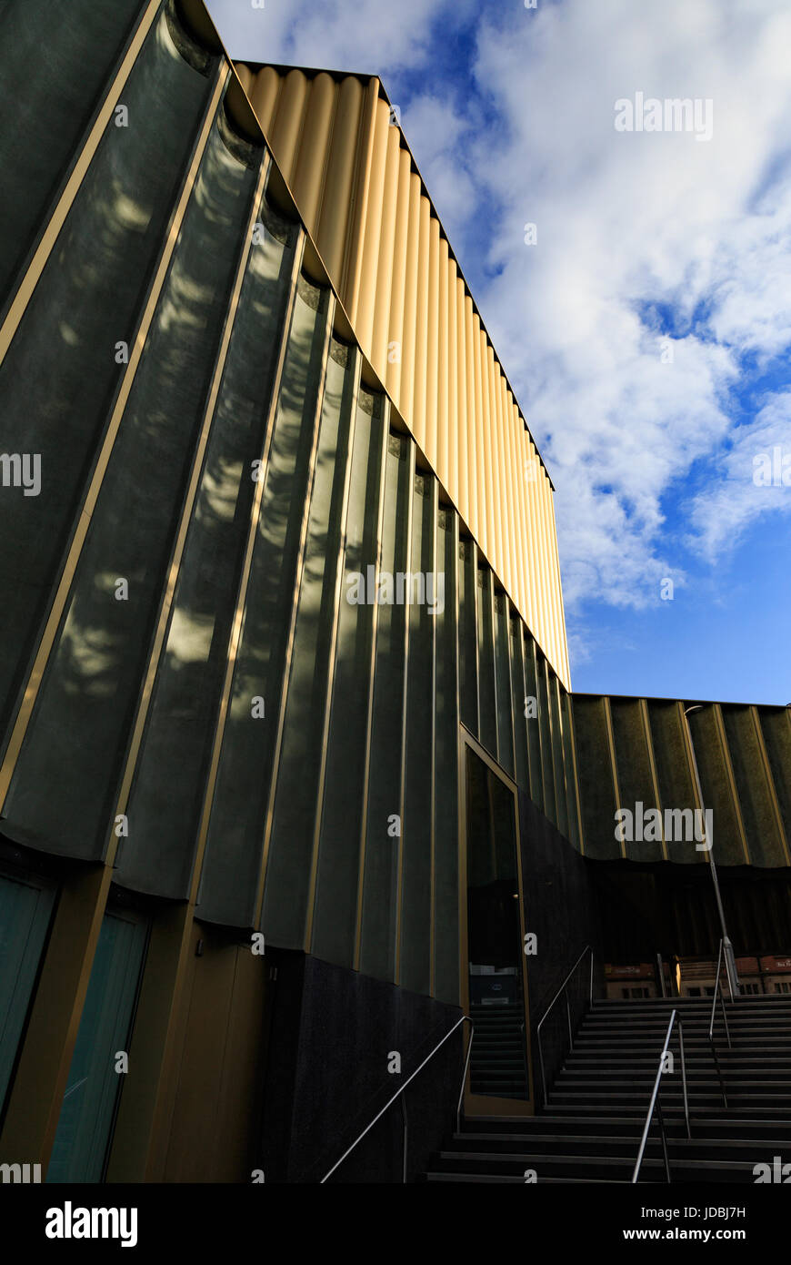 Nottingham, Angleterre - le 17 juin : nottingham contemporary art center tôt le matin avec de fortes ombres. à Nottingham, Angleterre. le 17 juin 2017. Banque D'Images