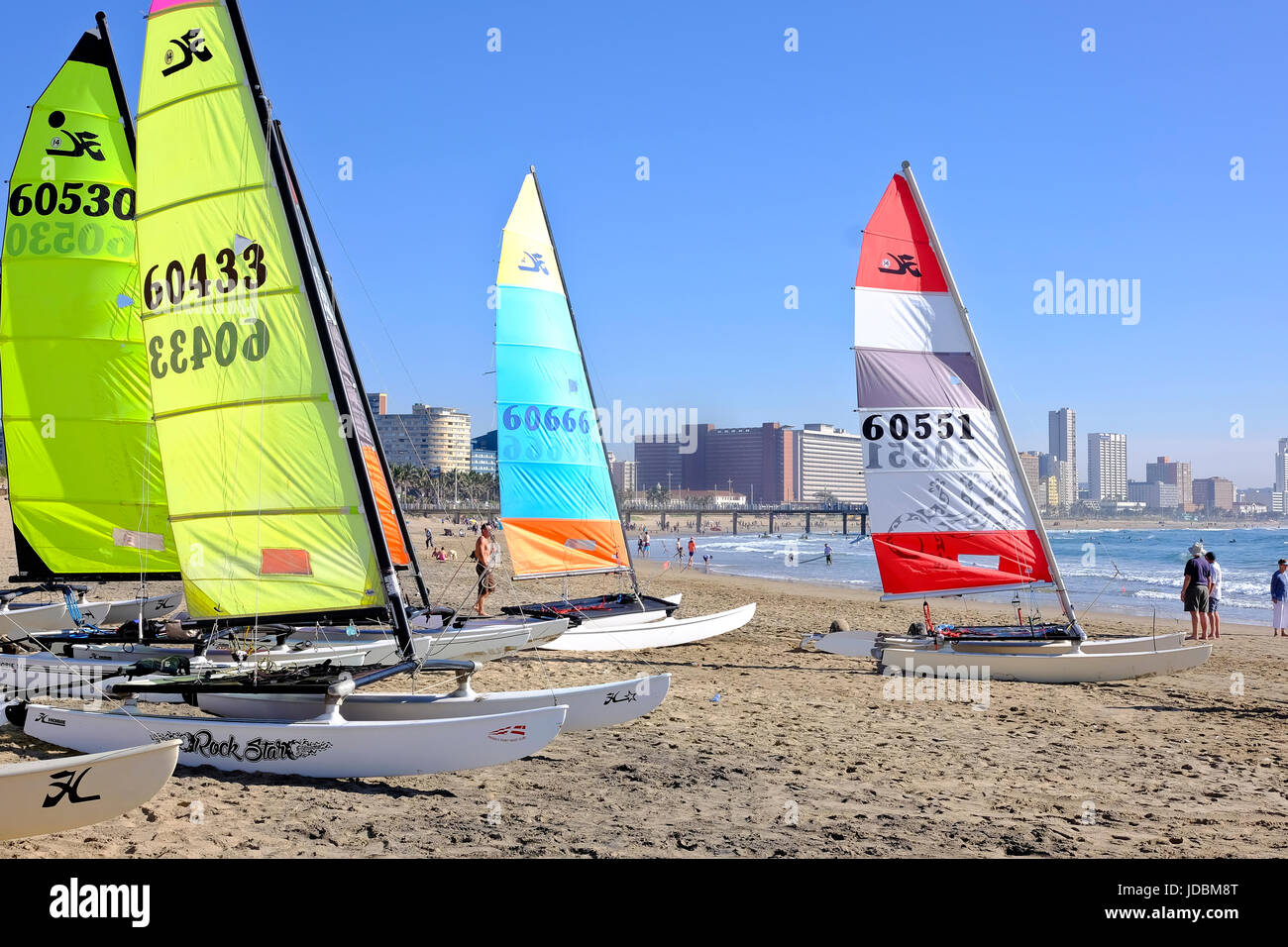 Durban, Afrique du Sud. Bateaux Hobie Cat se préparent à faire de la voile au large, sur la plage de Durban Ushaka. Banque D'Images
