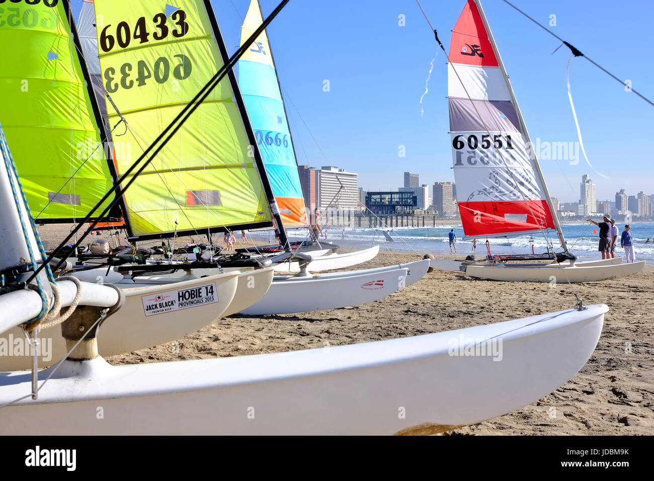 Durban, Afrique du Sud. Bateaux Hobie Cat se préparent à faire de la voile au large, sur la plage de Durban Ushaka. Banque D'Images