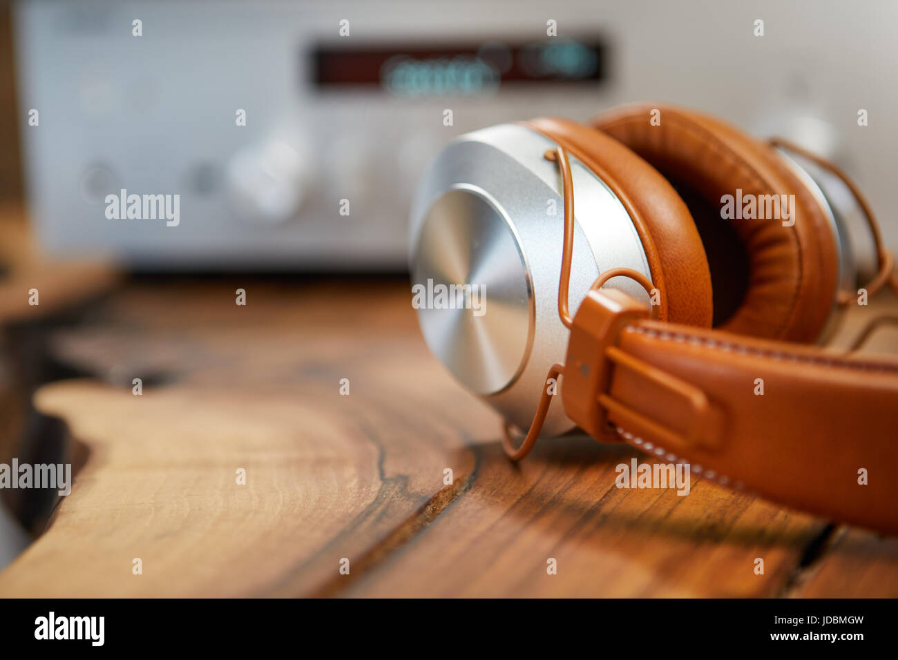 Casque vintage se situent sur une table en bois. Amplificateur hifi en arrière-plan Banque D'Images