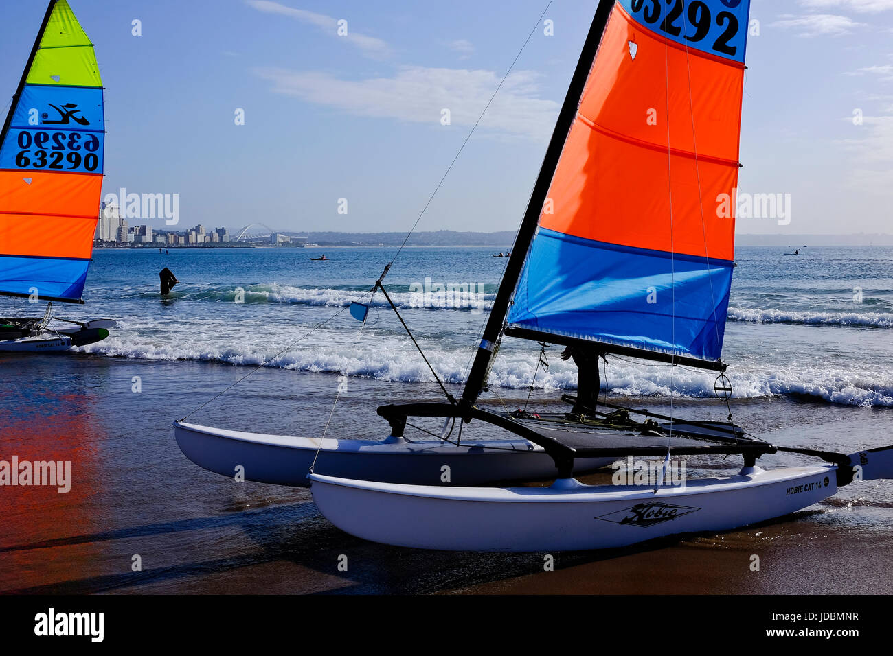 Durban, Afrique du Sud. Bateaux Hobie Cat se préparent à faire de la voile au large, sur la plage de Durban Ushaka. Banque D'Images