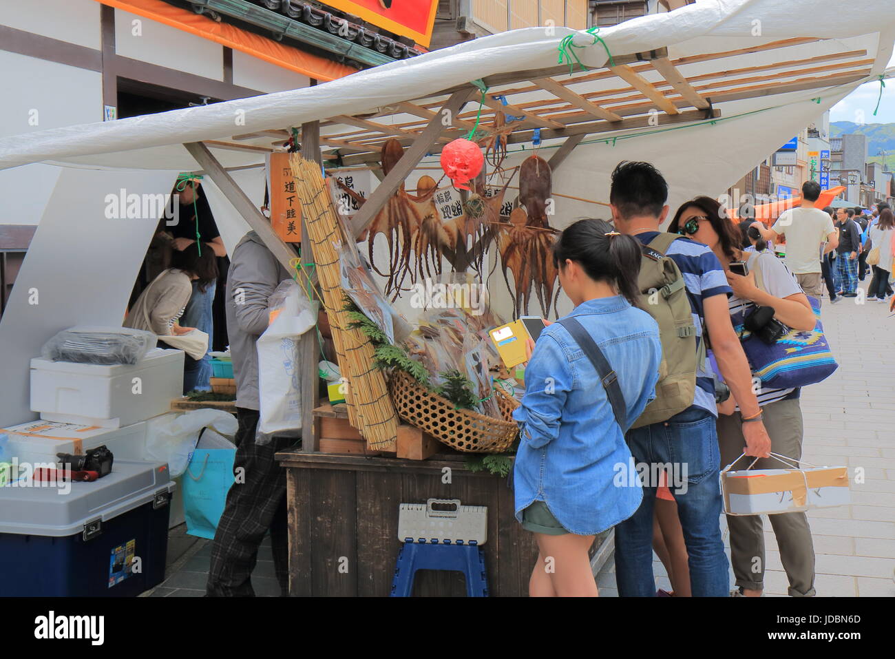 Personnes visitent le poulpe séchées shop à Wajima Asaishi street market dans le japon d'Ishikawa. Asaichi est l'un des top 3 l'accouplement de la rue du marché au Japon. Banque D'Images