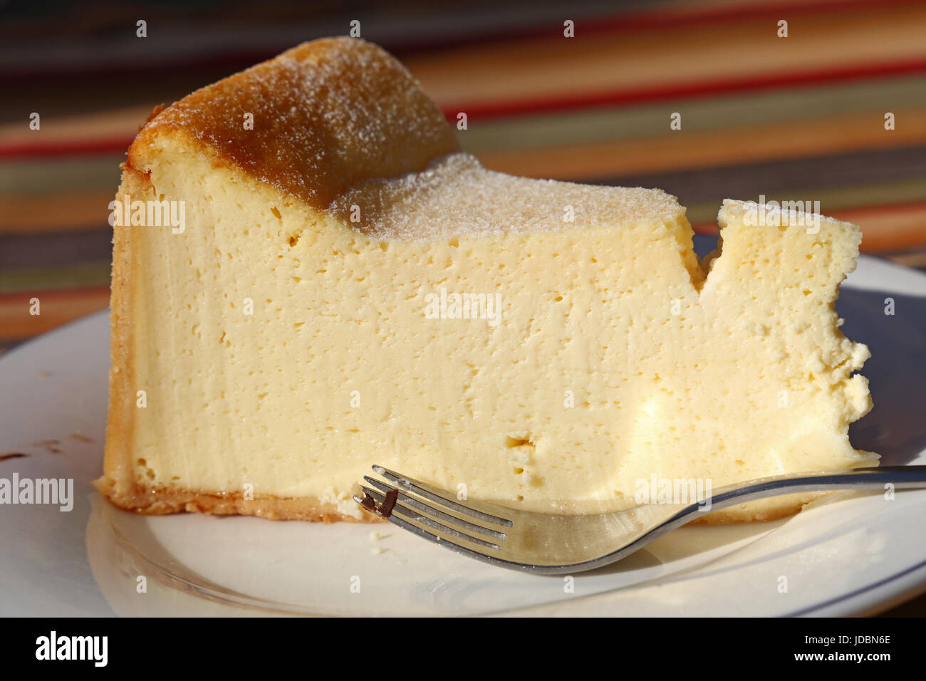 Tranche de gâteau au fromage frais souffle traditionnel sur plaque blanche avec la fourchette sur la table, Close up, low angle view Banque D'Images