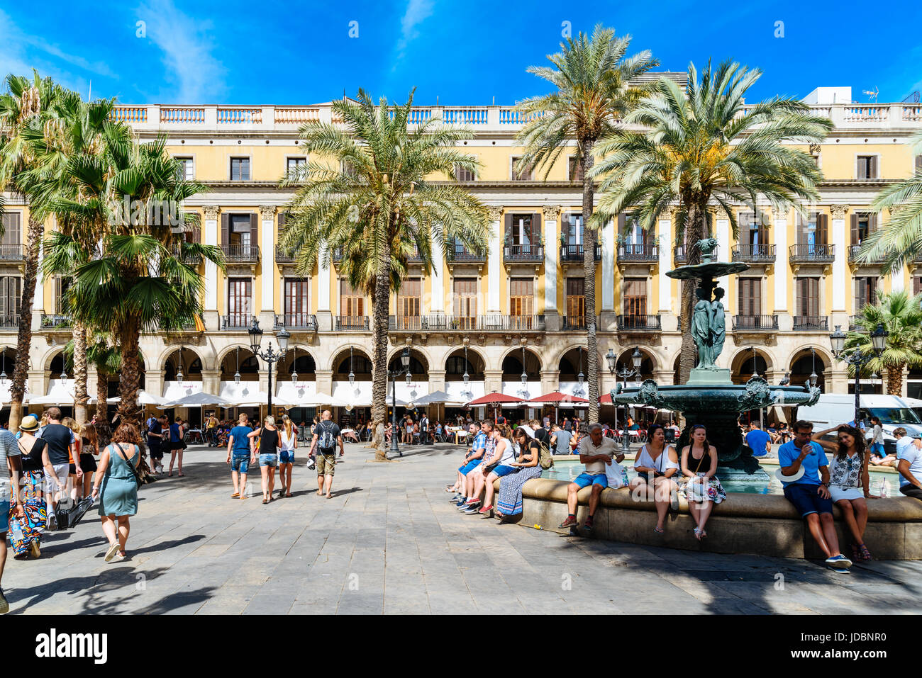 Barcelone, Espagne - 05 août 2016 : rassemblement de personnes dans la Place Royale (Placa Reial ou la Place Royale) une attraction touristique bien connus de Barcelone Banque D'Images