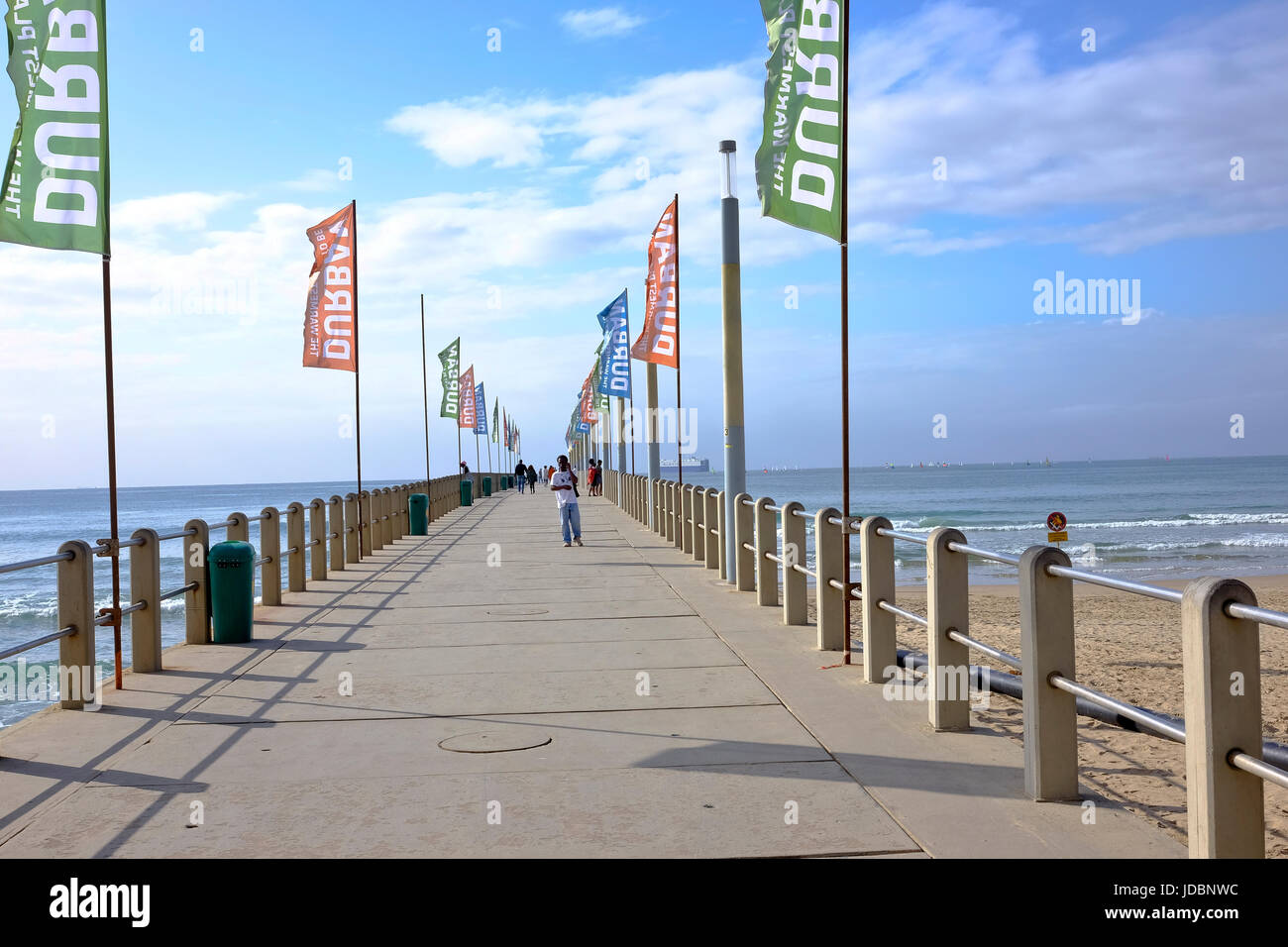 Durban, Afrique du Sud. Une jetée atteint dans la mer calme avec quelques festivaliers bech appréciant les hiver doux matin sortie. Banque D'Images