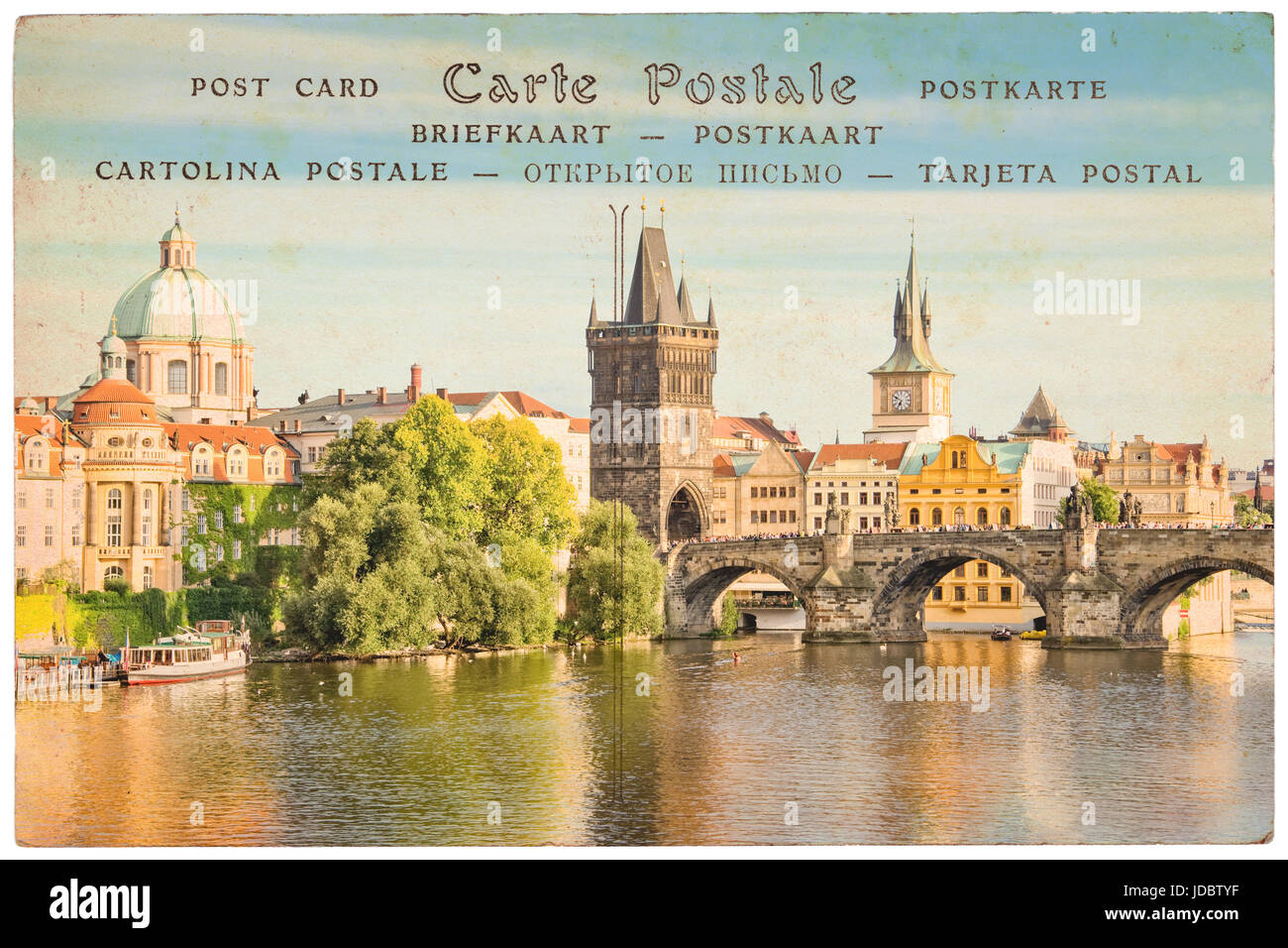 La rivière Vltava et le pont Charles, Prague, République tchèque, collage sur fond de carte postale vintage, mot "carte postale" écrit en plusieurs langues Banque D'Images