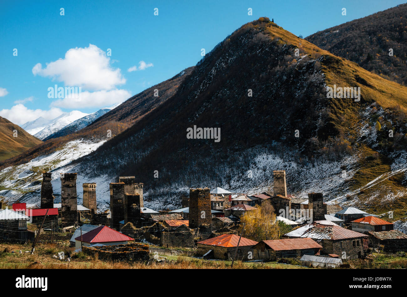 Svan Tours dans village de Chazhashi Ushguli située au pied de la montagne avec le Château de Tamar sur le dessus. De l'automne. Caucase, Upper Svaneti, Georgia. Banque D'Images