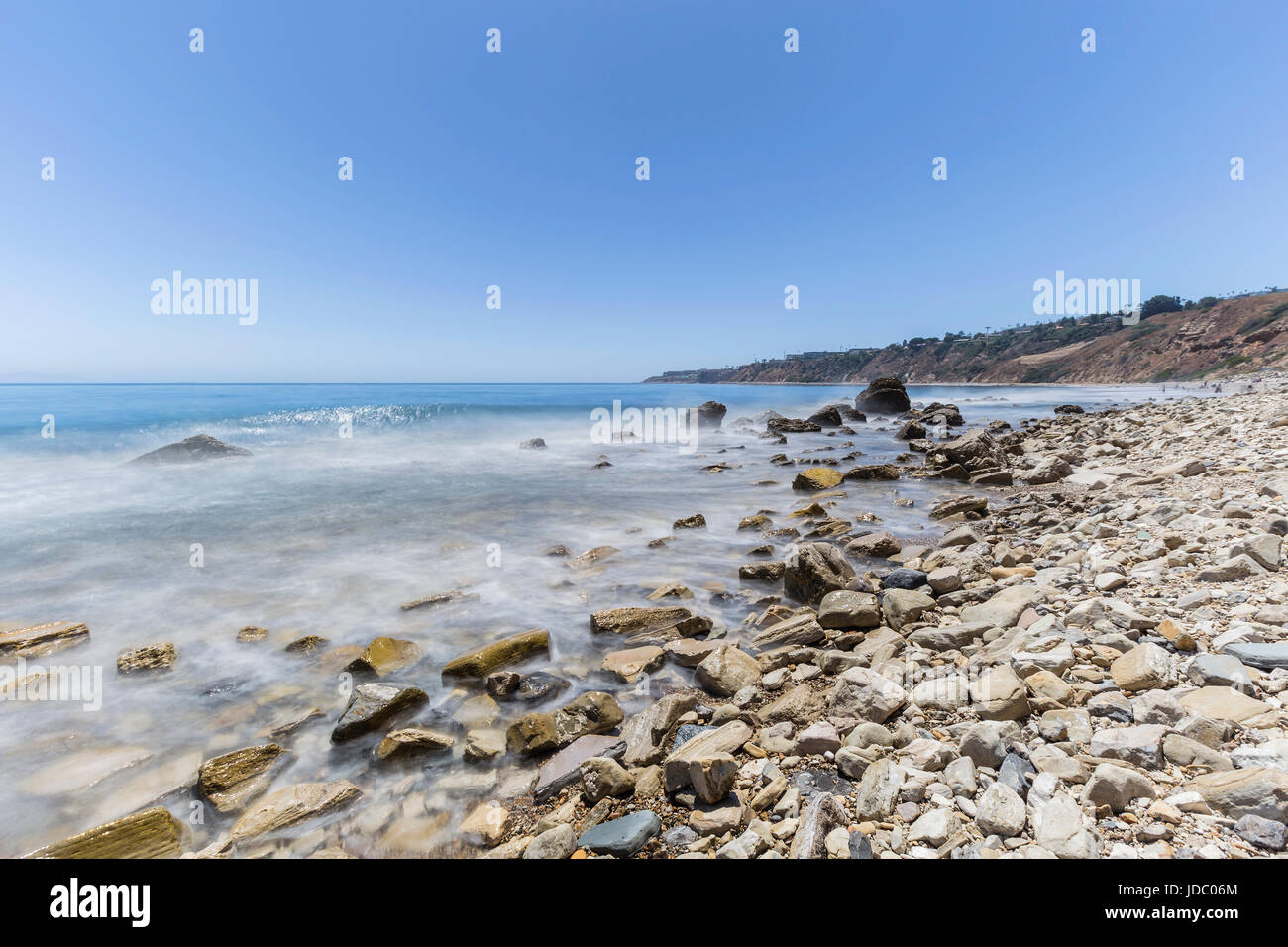 Flou de mouvement des vagues d'océan l'eau à l'anse d'ormeaux Shoreline Park en Californie du Sud. Banque D'Images