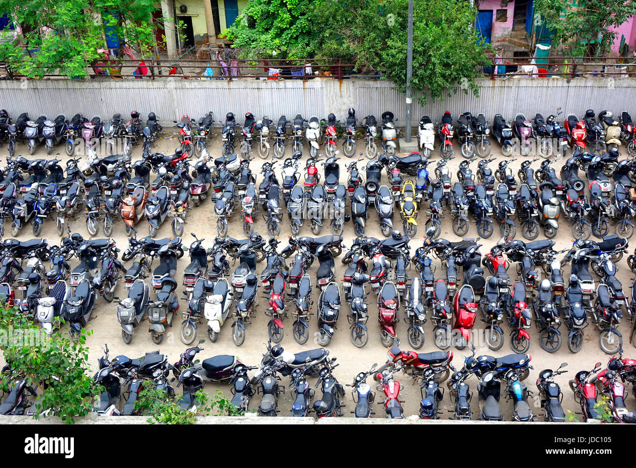 Vue de dessus du parking véhicules à deux roues dans laquelle motos et scooters disposés de manière appropriée dans les lignes Banque D'Images